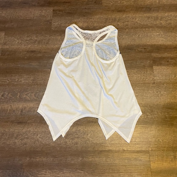 White and blue top. - Picture 4 of 4